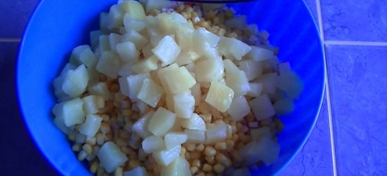 ананасы, кукуруза, крабовые палочки, сыр, яйцо 