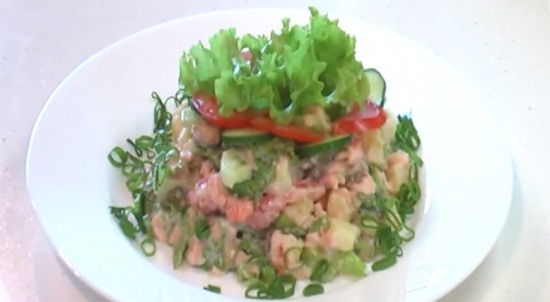 Салат из рыбы с помидорами