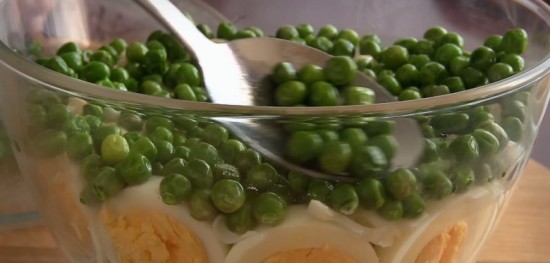 зелёный горошек, яйца, салатница 