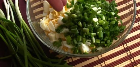 зелёный лук, салатник, яйца 