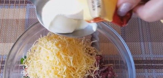 майонез, сыр, колбаса 