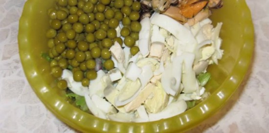 яйца, зелёный горошек, лук, салат, укроп 