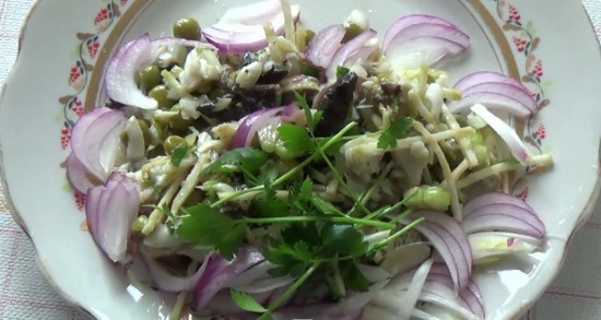 диетический салат с рыбой, грибами и сельдереем