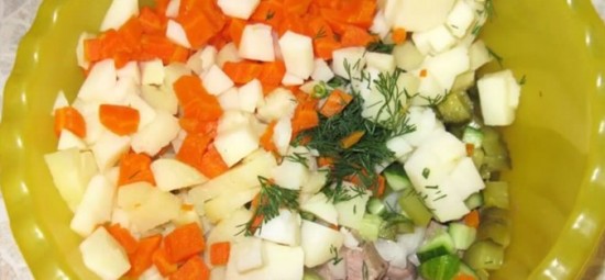 язык, лук, морковь, картофель, зелёный горошек, зелень, яйца 