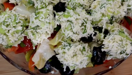 Овощной салат с сырными шариками