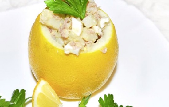 Салат с тунцом в лимоне