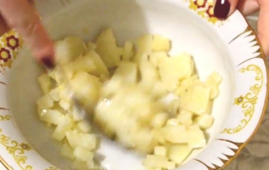 картофель, тарелка, растительное масло
