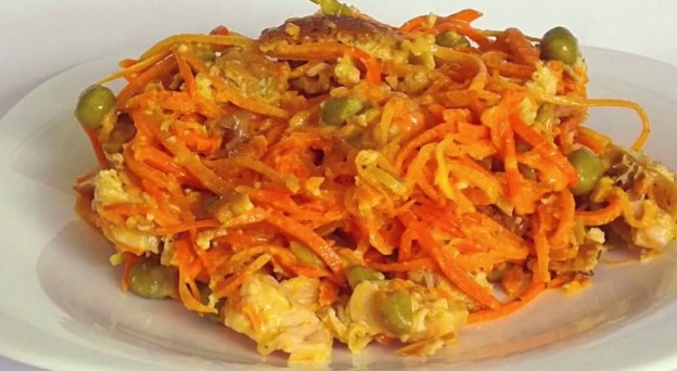 Салат с корейской морковью и омлетом и ветчиной Салат с корейской морковью и омлетом и ветчиной