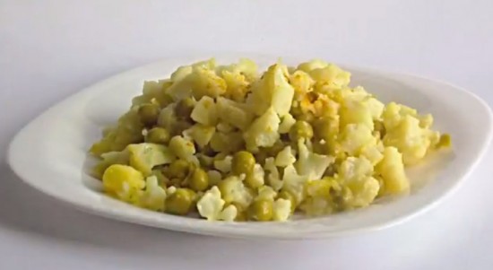 Салат с цветной капустой, горошком и картофелем
