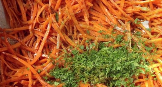 морковь, зелень, специи 