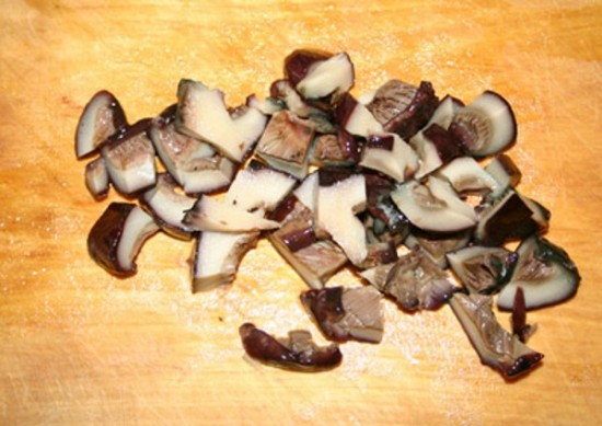 грибы маринованные, нарезка 
