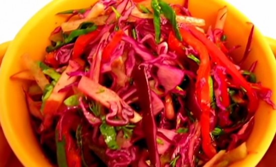 Салат из редьки и краснокочанной капусты