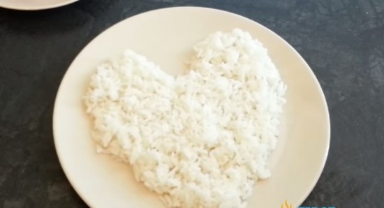 рис, тарелка, сердце 