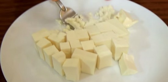 сыр, тарелка, вилка 