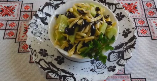 Салат с маслинами,сыром и огурцом