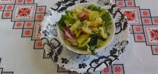 салат из огурцов, редиски и картошки