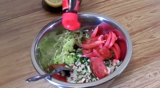 Салат заправляем устричным соусом