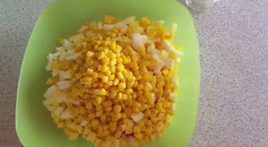 В салатник добавляем кукурузу 
