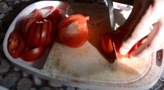 дольками нарезаем помидоры 