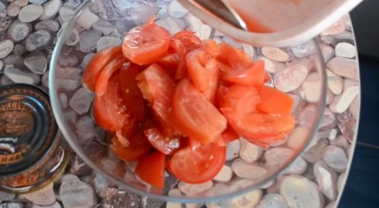 помидоры выкладываем в салатник 