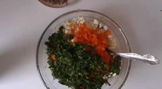 добавляем зелень в салат 