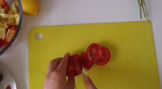 помидоры нарезаем кусочками 
