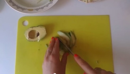 Нарезаем кусочками авокадо 