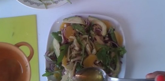 заправляем приготовленный салат 