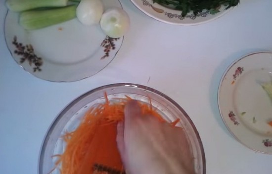 морковь натираем на тёрке 