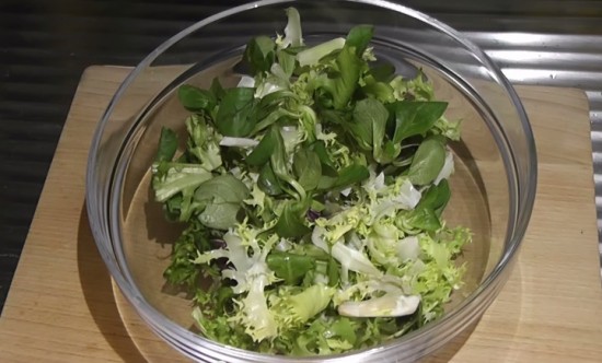 листья салата в салатнике 