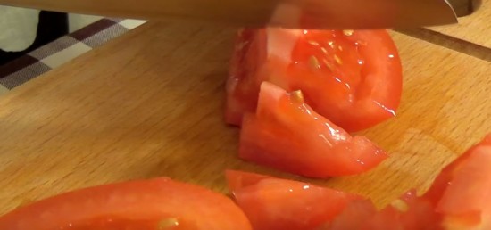 помидоры нарезаем дольками 