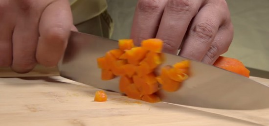 морковь нарезаем кубиками 