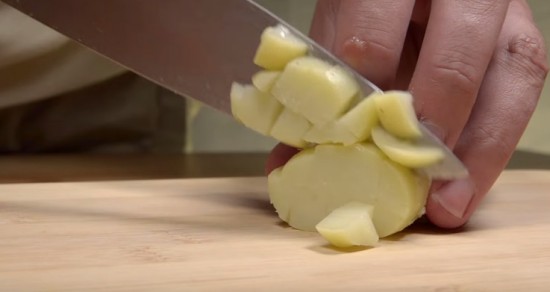 картофель нарезаем кубиками 