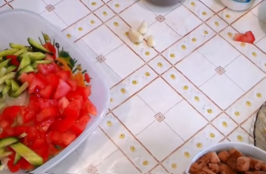 огурцы и помидоры в салатнике 