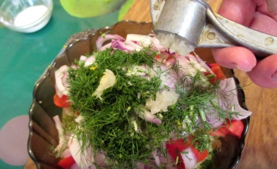 чеснок выдавливаем в салат 