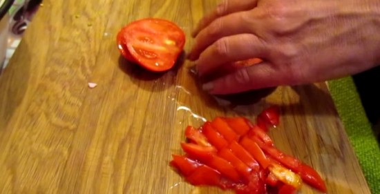 кубиками нарезаем помидоры