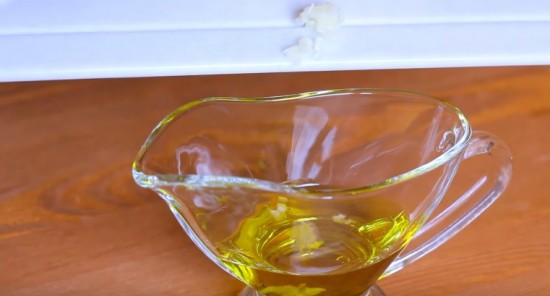 Смешиваем чеснок и оливковое масло
