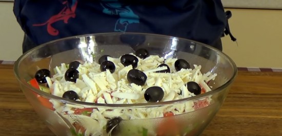 Добавляем в салат оливки 