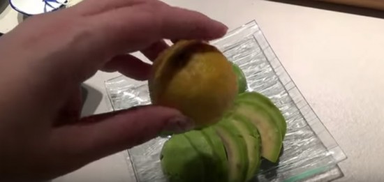Очищенное авокадо сбрызгиваем соком лимона