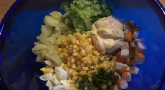 Соединяем все ингредиенты и заправляем салат соусом 