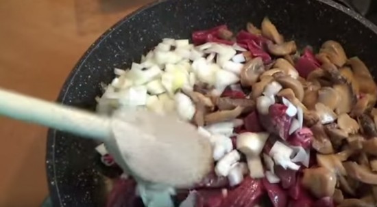 Сердечки, маринованные грибы и лук тушим вместе на сковороде