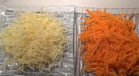 Натираем морковь и сыр 