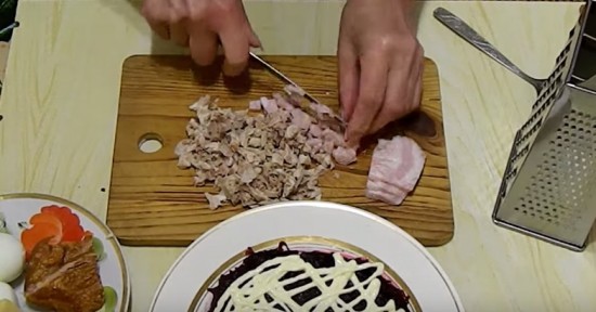 Кубиками нарезаем отварное и копчёное мясо 