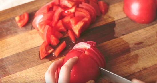Крупно нарезаем помидоры 