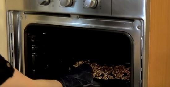 подсушиваем орехи в духовке