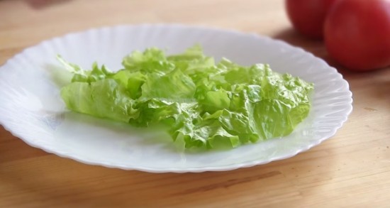 кладём листья салата на тарелку