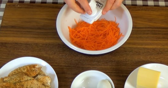 добавляем чеснок к моркови, перемешиваем