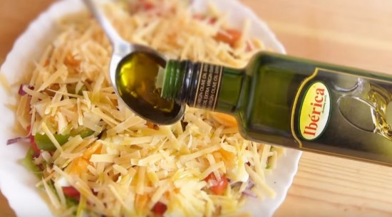посыпаем салат тёртым сыром и заправляем оливковым маслом