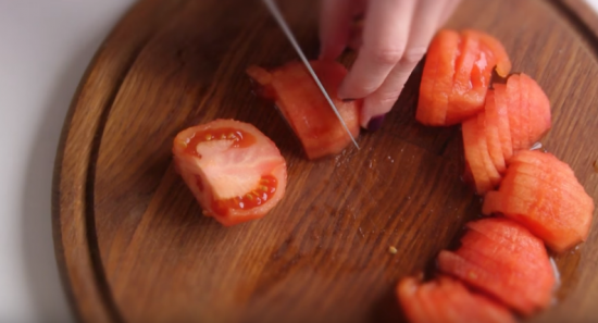 полукольцами нарезаем помидоры
