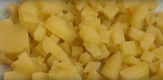 нарезать кубиками картофель